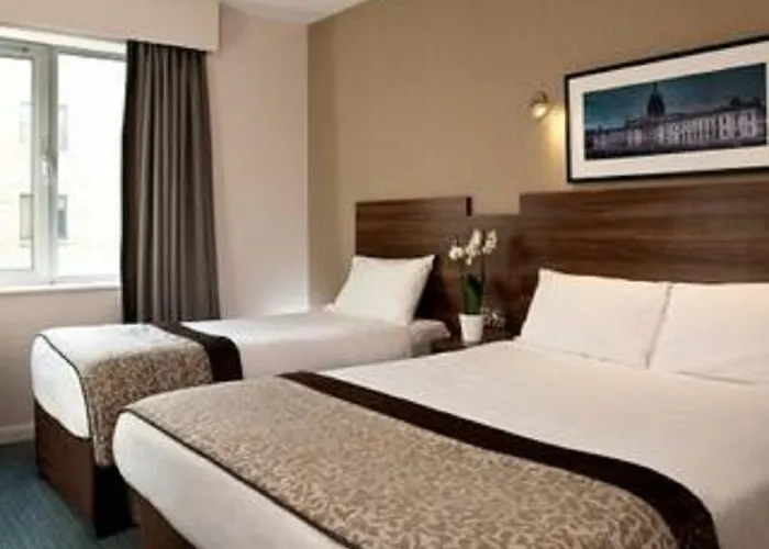 Leonardo Parnell Street