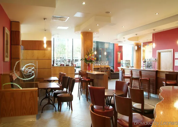 Leonardo Parnell Street